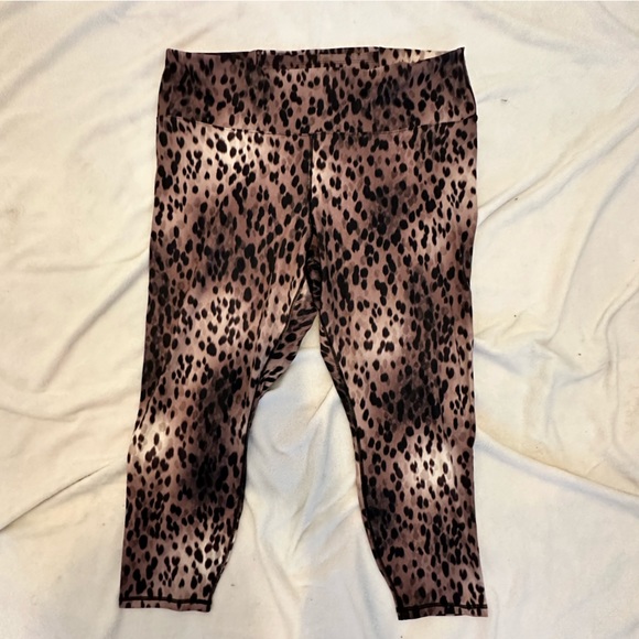 Fabletics Plus Size Boost PowerHold® High-Waisted Legging Size 3X Spotted Black - Picture 3 of 5
